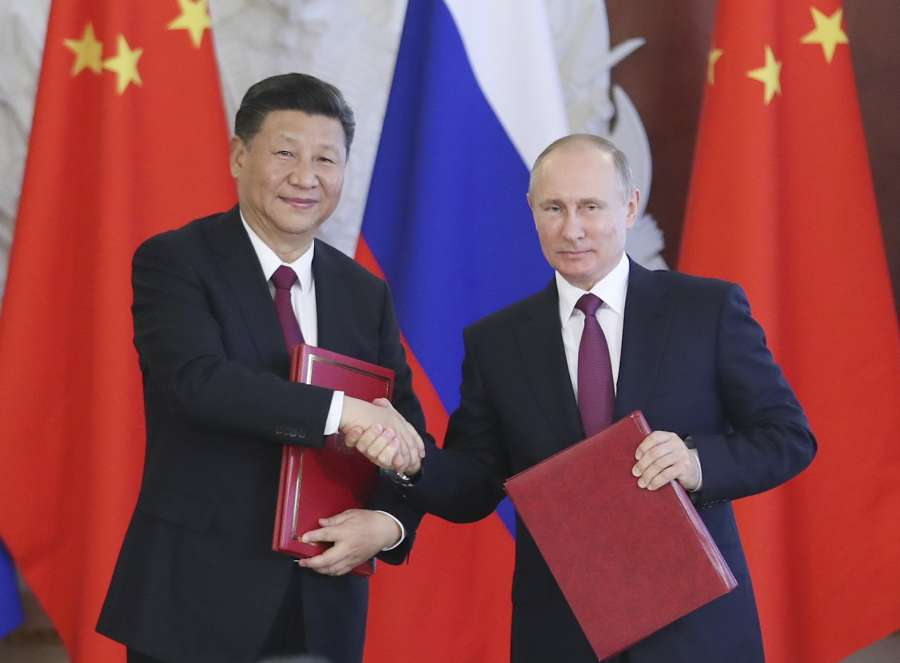 MOSCOW, July 4, 2017 (Xinhua) -- Chinese President Xi Jinping and his Russian counterpart Vladimir Putin attend a signing ceremony after their talks in Moscow, Russia, July 4, 2017. (Xinhua/Xie Huanchi/IANS) by .