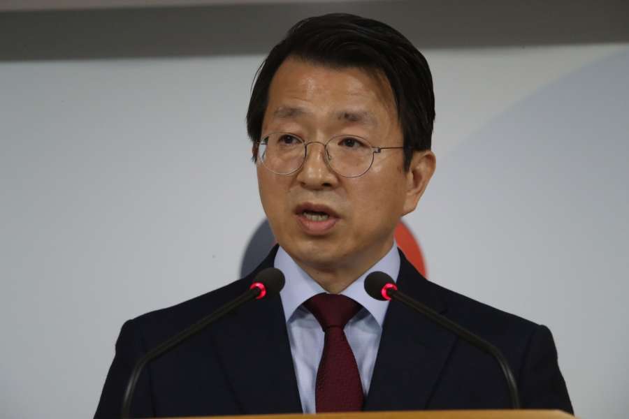 Seoul: Baik Tae-hyun, the unification ministry spokesman, delivers a statement in Seoul on May 16, 2018, on North Korea suspending high-level dialogue that had been scheduled for the same day. The two Koreas were set to hold their first senior-level talks to follow up on their April 27 summit, but Pyongyang abruptly called it off, accusing South Korea and the United States of rehearsing for war against it by conducting their joint military drill Max Thunder. Baik said the North's decision does not conform with the summit agreements and called on Pyongyang to come to the talks(Yonhap/IANS) by .
