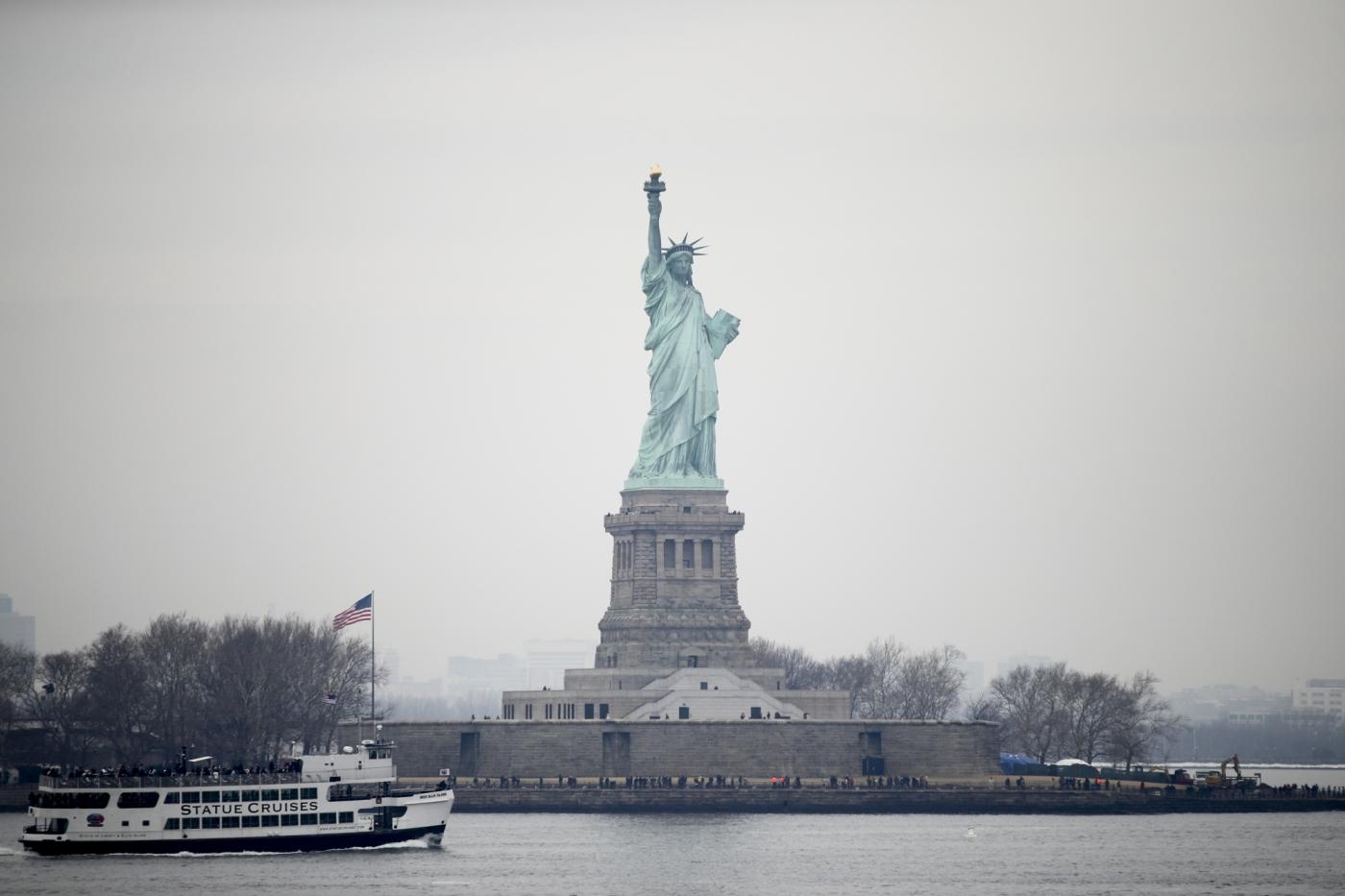 NEW YORK, Jan. 22, 2018 (Xinhua) -- Tourists visit the Statue of Liberty on Liberty Island in New York, the United States, Jan. 22, 2018. New York City's iconic landmark the Statue of Liberty reopened Monday at the expense of state funds following a brief closure as a result of the U.S. federal government shutdown. According to a news release published on New York State Governor Andrew Cuomo's website, the cost of keeping the Statue of Liberty National Monument and Ellis Island open is 65,000 U.S. dollars per day. (Xinhua/Wang Ying/IANS) by .