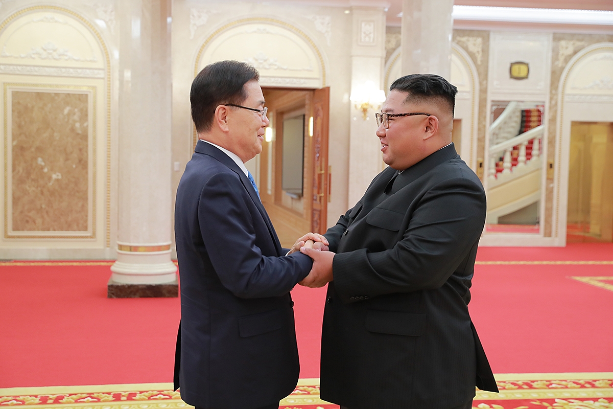 SEOUL, Sept. 6, 2018 (Xinhua) -- Chung Eui-yong (L), top national security adviser of the Blue House of South Korea, meets with Kim Jong Un, top leader of the Democratic People's Republic of Korea (DPRK), in Pyongyang, DPRK, on Sept. 5, 2018. South Korean President Moon Jae-in's special envoys met Wednesday with Kim Jong Un in their one-day visit to Pyongyang, the presidential Blue House of South Korea said. (Xinhua/South Korea Presidential Blue House/IANS) by .