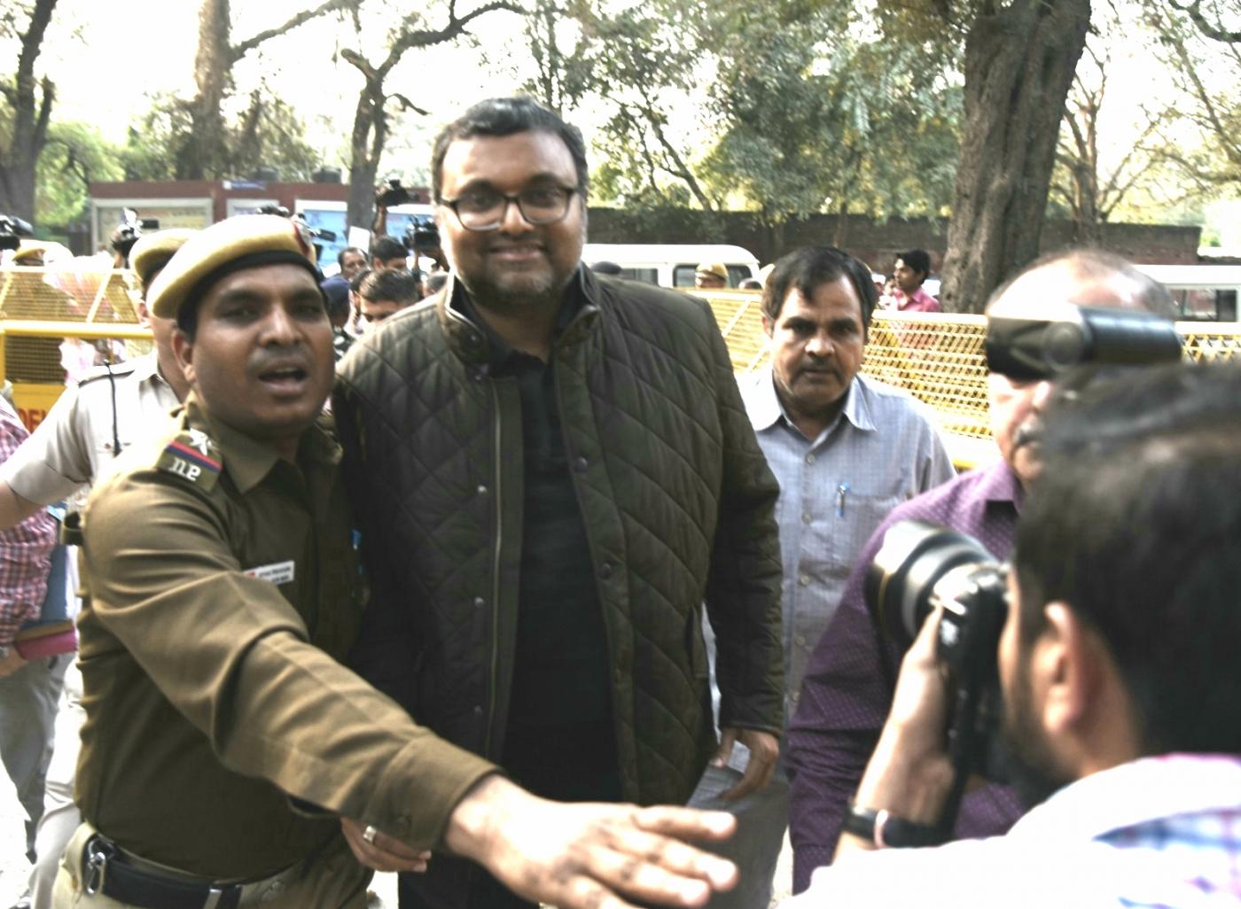 New Delhi: Karti Chidambaram, son of former Finance Minister P. Chidambaram who was arrested by the CBI from Chennai in connection with its ongoing probe into the INX media case, being taken to be produced at Patiala House Court in New Delhi on Feb 28, 2018. (Photo: IANS) by .