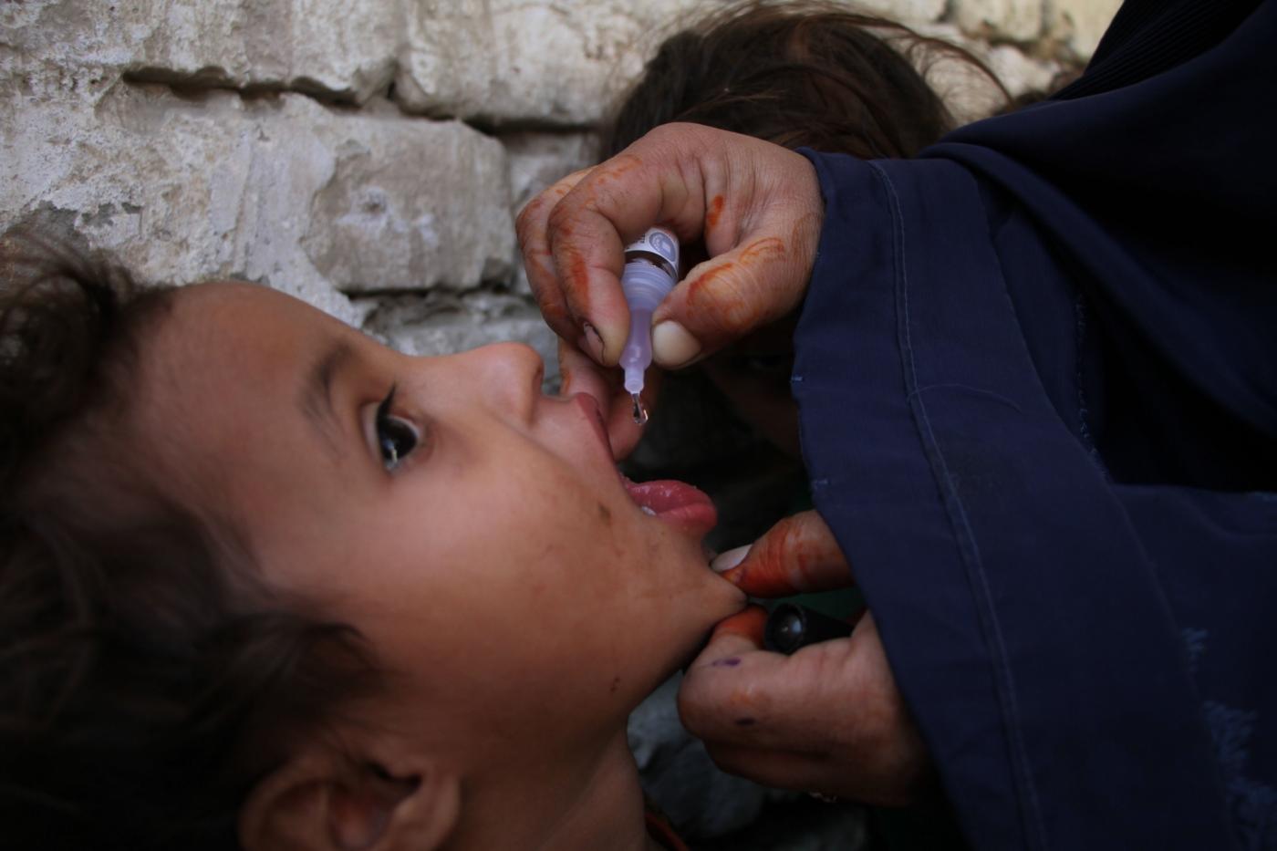 JALALABAD, Nov. 5, 2018 (Xinhua) -- A health worker gives a polio vaccine to a child during a vaccination campaign in Jalalabad city, capital of Nangarhar province, Afghanistan, Nov. 5, 2018. An anti-polio campaign started in Nangarhar province on Monday.(Xinhua/Saifurahman Safi/IANS) by .