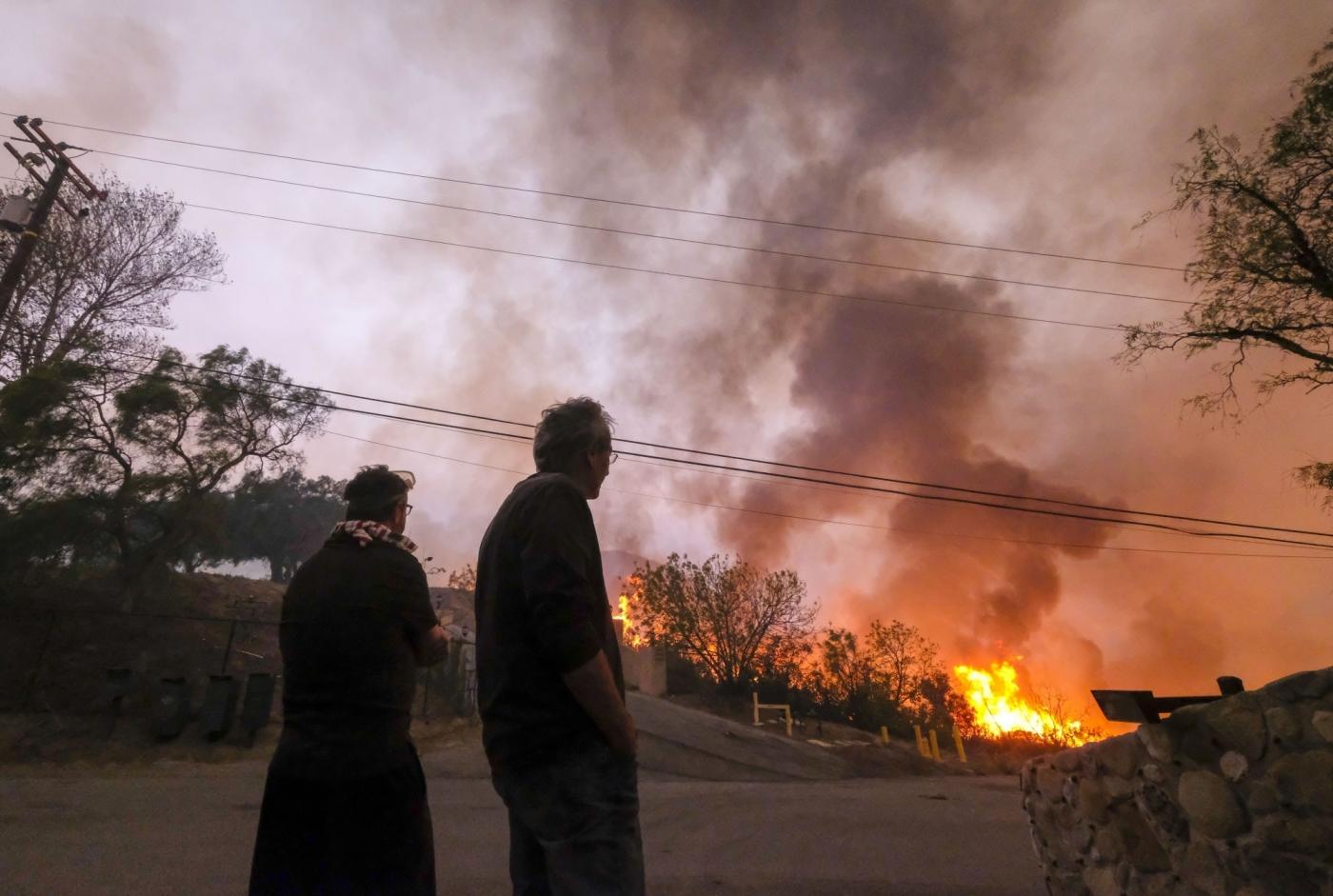MALIBU, Nov. 10, 2018 (Xinhua) -- People watch wildfire in Malibu, California, the United States, on Nov. 9, 2018. (Xinhua/Zhao Hanrong/IANS) by .