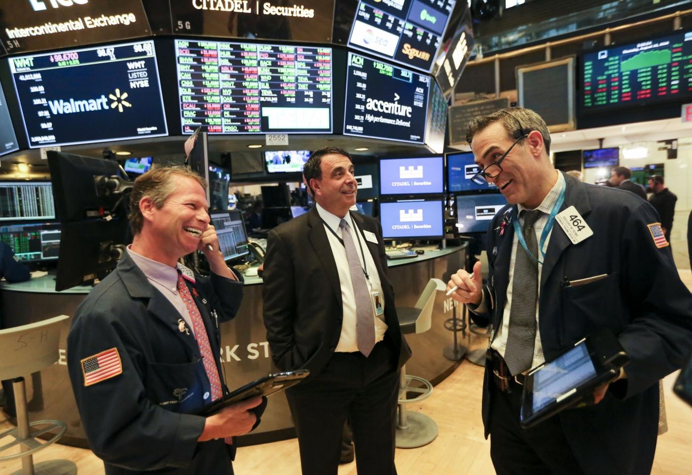 NEW YORK, Aug. 16, 2018 (Xinhua) -- Traders work at the New York Stock Exchange in New York, the United States, Aug. 16, 2018. U.S. stocks closed higher on Thursday with the Dow soaring nearly 400 points amid hopes for the U.S-China trade talks. The Dow Jones Industrial Average surged 396.32 points, or 1.58 percent, to 25,558.73. The S&P 500 rose 22.32 points, or 0.79 percent, to 2,840.69. The Nasdaq Composite Index climbed 32.41 points, or 0.42 percent, to 7,806.52. (Xinhua/Wang Ying/IANS) by .