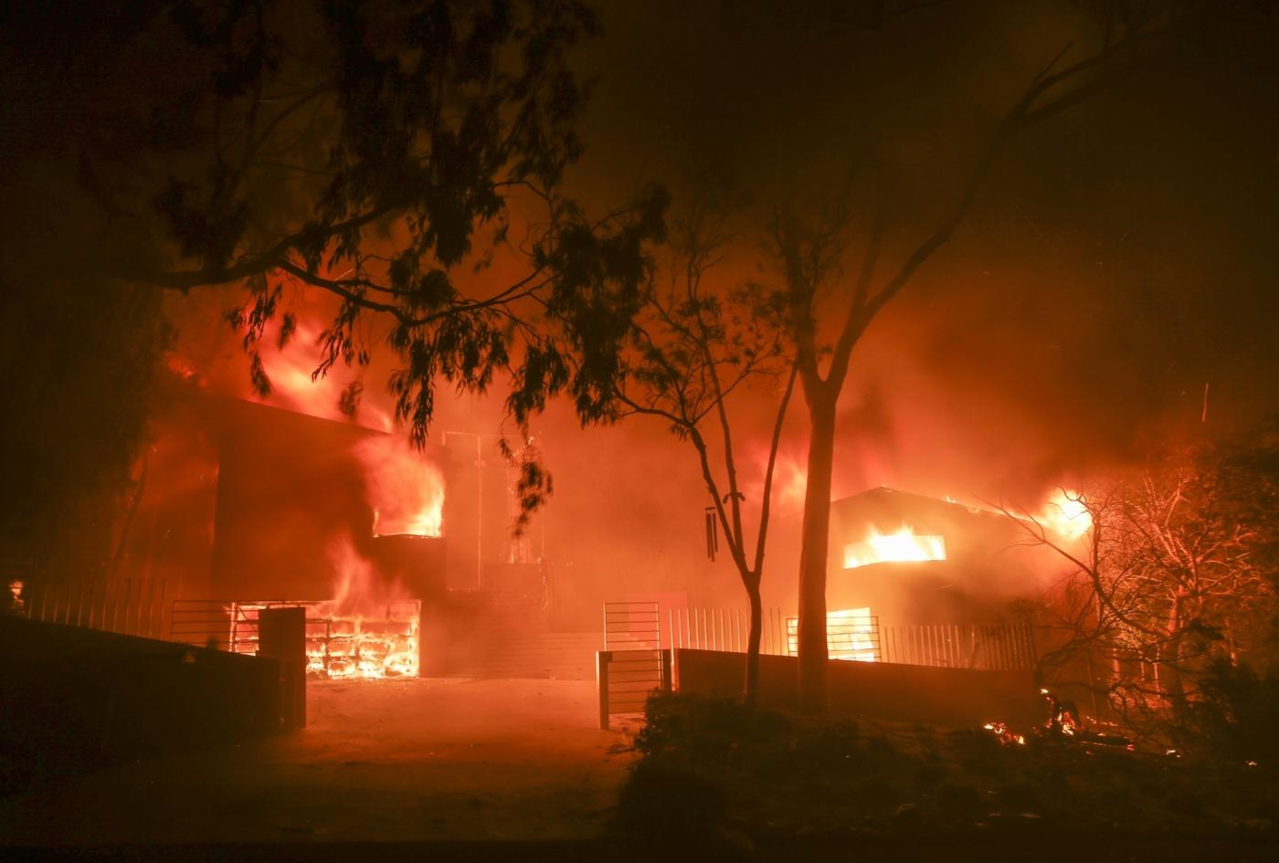 MALIBU, Nov. 10, 2018 (Xinhua) -- Wildfire burns a house in Malibu, California, the United States, on Nov. 9, 2018. (Xinhua/Zhao Hanrong/IANS) by .