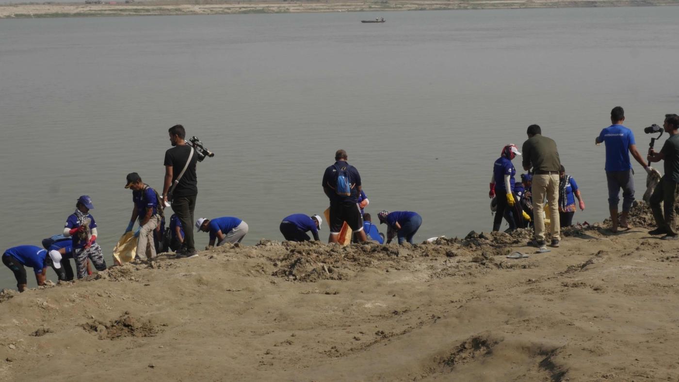 Patna: Activists of team 'Mission Gange' participate in a cleanliness drive at the banks of Ganga river, under the 'Namami Gange Programme', in Patna on Oct 30, 2018. (Photo: IANS) by .