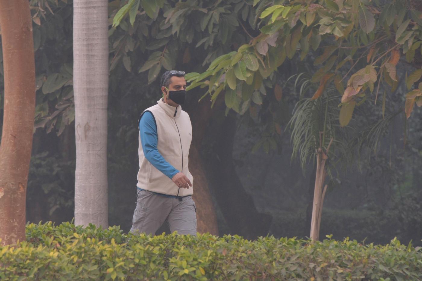 New Delhi: A man wears a mask to protect himself from pollution as smog engulfs New Delhi, on Nov 8, 2018. (Photo: IANS) by .