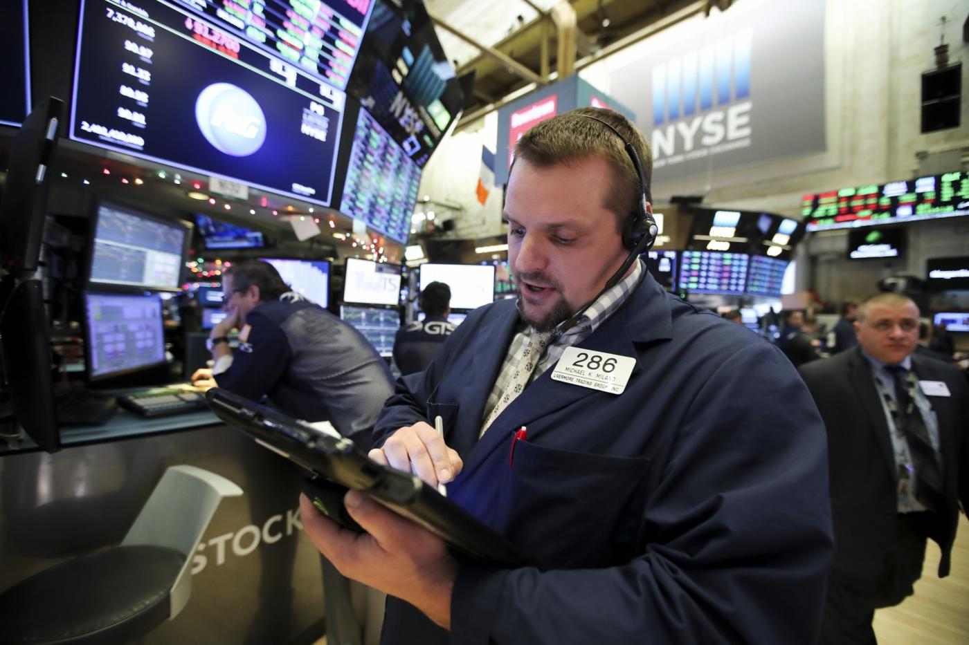 NEW YORK, Jan. 2, 2019 (Xinhua) -- Traders work at the New York Stock Exchange in New York, the United States, on Jan. 2, 2019. U.S. stocks ended slightly higher on Wednesday, starting a new year with a fluctuant trading day. The Dow Jones Industrial Average closed 18.78 points, or 0.08 percent, higher to 23,346.24. The S&P 500 edged 3.18 points, or 0.13 percent, higher to 2,510.03. The Nasdaq Composite Index rallied 30.66 points, or 0.46 percent, to 6,665.94. (Xinhua/Wang Ying/IANS) by .