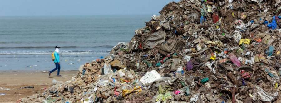 A heap of garbage, primarily plastic waste, lines a beach in Mumbai in Maharashtra, one of the states where a plastic ban has recently been introduced. (Photo Credit: Kartik Chandramouli/Mongabay) by .