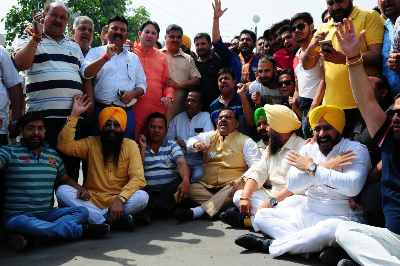 Amritsar: BJP's National Secretary Tarun Chugh and SAD leader Gurpartap Singh Tikka during BJP-SAD's joint demonstration against Indian Oversees Congress chief Sam Pitroda's remarks on 1984 anti-Sikh riots, in Amritsar on May 10, 2019. (Photo: IANS) by .