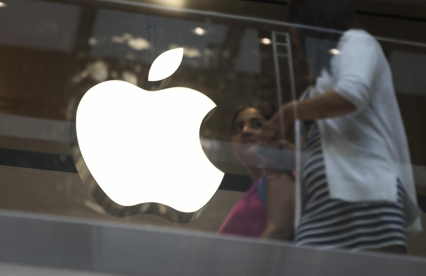NEW YORK, Aug. 2, 2018 (Xinhua) -- People walk past an Apple store in New York, the United States, Aug. 2, 2018. U.S. tech giant Apple became the first American company that saw its market cap hit 1 trillion U.S. dollars in the U.S. history after its shares rose 2.8 percent to a session high of 207.05 dollars around midday trading on Thursday. (Xinhua/Wang Ying/IANS) by .
