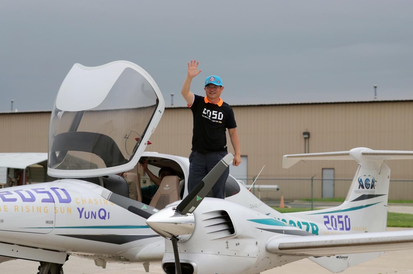 CHICAGO, June 10, 2019 (Xinhua) -- Zhang Bo waves to family members and friends after landing at an airport in Chicago, the United States, on June 9, 2019. After flying 68 days and making 50 stops, 57-year-old Bo Zhang completed his second around-the-world flight and landed in Chicago on Sunday morning. On April 2, Zhang kicked off the flight in the same airport in Chicago. In 68 days, he flied through 21 countries in three continents and over three oceans, with total mileage reaching 41,000 kilometers. (Xinhua/Wang Ping/IANS) by .