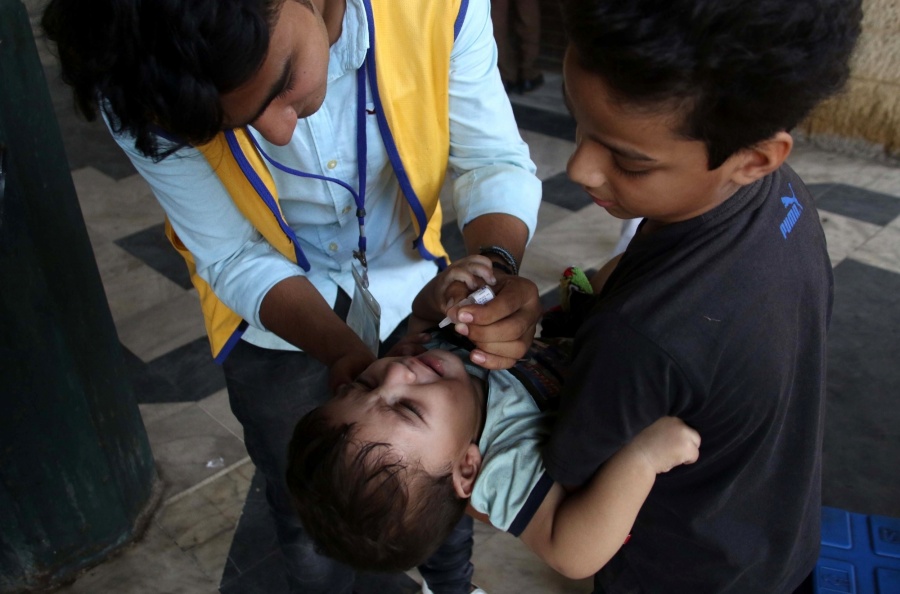 KARACHI, Oct. 24, 2017 (Xinhua) -- A health worker gives polio drops to a child on World Polio Day in southern Pakistani port city of Karachi on Oct. 24, 2017. (Xinhua/Arshad/IANS) by .
