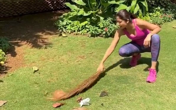 Shilpa Shetty cleaning garden. by .