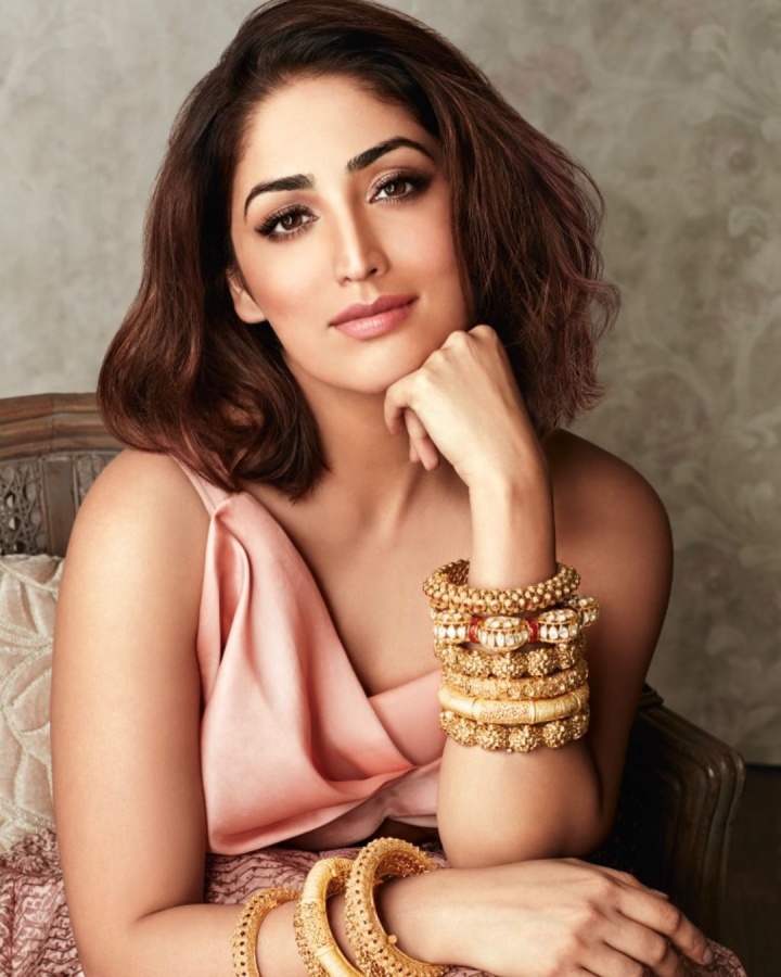 Yami Gautam starts her Monday flaunting a modern yet traditional avatar. The Bollywood beauty posted a picture of her on Instagram where she is seen in a modern peach-coloured dress, which she has teamed up with traditional heavy gold bangles. Yami has chosen to keep her makeup minimal using nude shades of lipstick and eye shadow and she looks stunning. by .