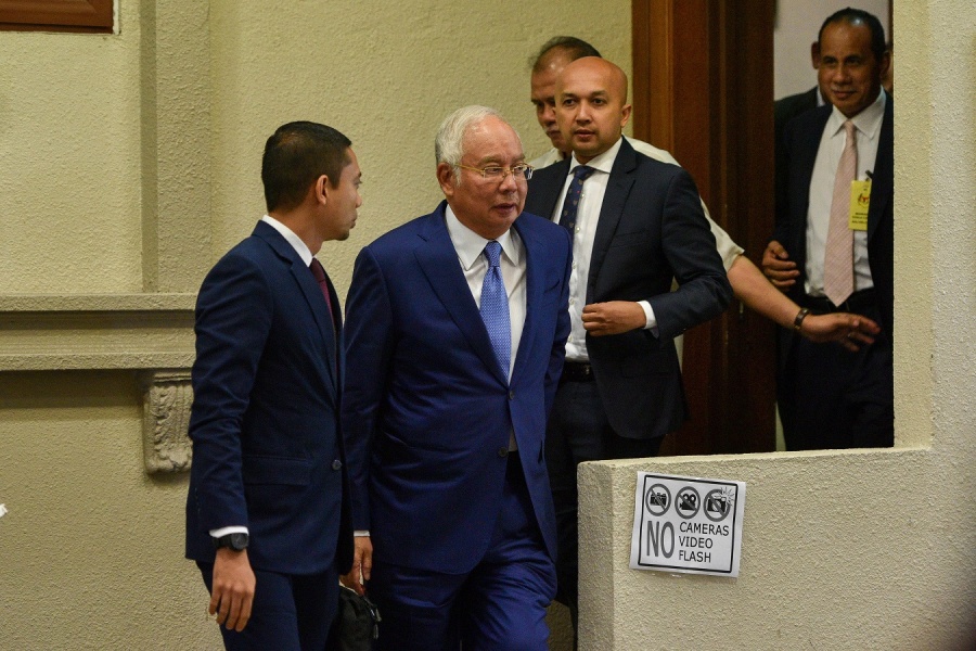 KUALA LUMPUR, Aug. 28, 2019 (Xinhua) -- Former Malaysian Prime Minister Najib Razak (2nd L) is seen at a court in Kuala Lumpur, Malaysia, Aug. 28, 2019. A Malaysian court started hearings Wednesday on the corruption charges on former Prime Minister Najib Razak in relation to state investment fund 1Malaysian Development Berhad (1MDB). (Photo by Chong Voon Chung/Xinhua/IANS) by .