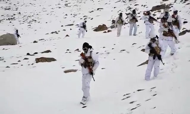 A video of Indo-Tibetan Border Police (ITBP) personnel is doing the rounds on the Internet with the national flag celebrating Republic Day at 17000 feet in snow today. The temperature in Ladakh at present is minus 20 degrees Celsius. In the 1 min 57 sec video the Indo-Tibetan Border Police's "Himveers" could be seen chanting 'Bharat Mata Ki Jai' and 'Vande Mataram'. by .