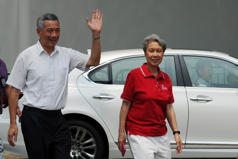 SINGAPORE, Sept. 11, 2015 (Xinhua) -- Singapore's Prime Minister Lee Hsien Loong (L) and his wife Ho Ching arrive at the Alexandra Primary School polling station to cast their ballots, at Singapore's Bukit Merah, Sept. 11, 2015. Singaporeans across the city state went to their designated polling stations on Friday to vote in a general election. (Xinhua/Then Chih Wey/IANS) by .